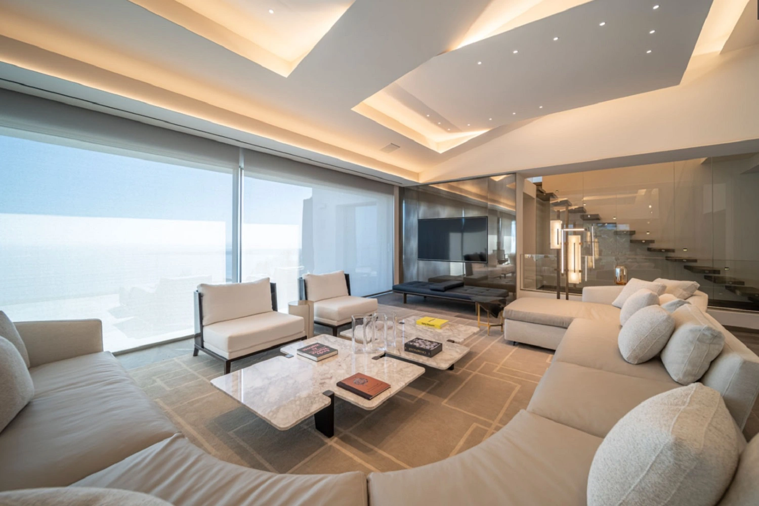 Luksusowy, nowoczesny salon od Marazzi w beżach i szarościach